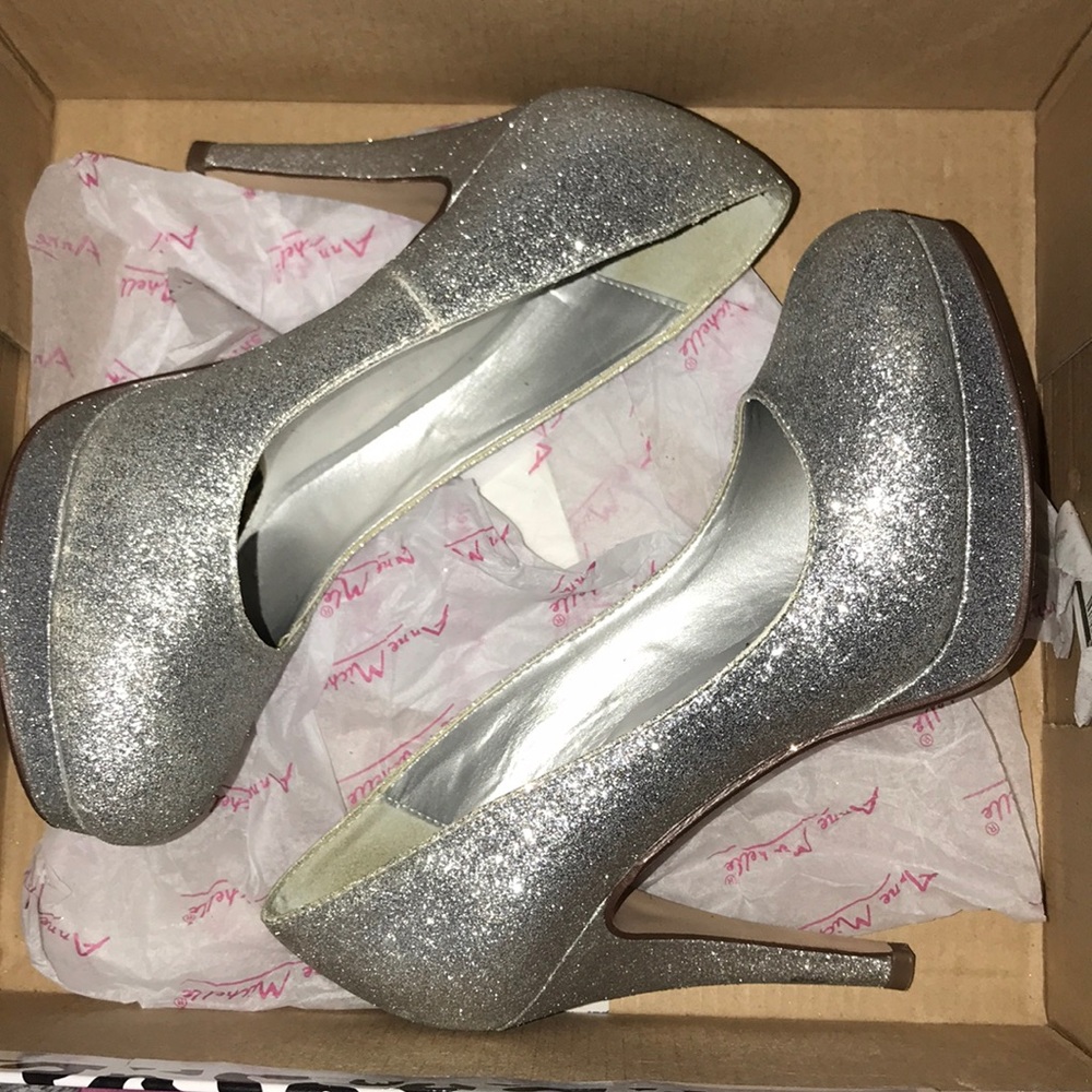 Silver heels ! PERFECT FOR PROM💃